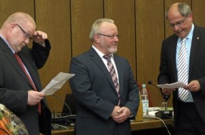 Die frisch gewählten stellvertretenden Bürgermeister Dirk Middendorf (r.) und Andreas Späinghaus verabschiedeten Bürgermeister Siegfried Griebsch.