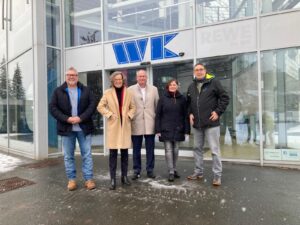 Neue Zukunft für das ehemalige WK-Warenhaus? Die Ministerin für Heimat, Kommunales, Bau und Digitalisierung des Landes NRW, Ina Scharrenbach, war auf Einladung des BM Dirk Middendorf in Werdohl und informierte sich zum Thema. Sie besuchte das ehemalige WK im Beisein der drei Fraktionsvorsitzenden der WBG, CDU, SPD und sprach mit ihnen über den derzeitigen Zustand und die Zukunftsaussichten. Im Gespräch sagte die Ministerin Hilfe für den Rückkauf und Abriss in Aussicht. Dazu müssen noch Vorbereitungen getroffen werden und in 2027 kann ein entsprechender Förderantrag eingereicht werden. Wann letztendlich der Abriss erfolgt und wie es dann weiter geht, steht noch in den Sternen. Es wäre aber schön, wenn jetzt endlich Bewegung in die Angelegenheit kommt und dann eine kurzfristige Lösung für die Neugestaltung gefunden werden kann.