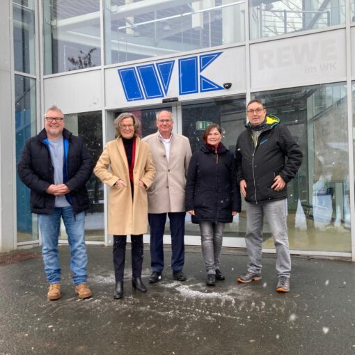 Neue Zukunft für das ehemalige WK-Warenhaus? Die Ministerin für Heimat, Kommunales, Bau und Digitalisierung des Landes NRW, Ina Scharrenbach, war auf Einladung des BM Dirk Middendorf in Werdohl und informierte sich zum Thema. Sie besuchte das ehemalige WK im Beisein der drei Fraktionsvorsitzenden der WBG, CDU, SPD und sprach mit ihnen über den derzeitigen Zustand und die Zukunftsaussichten. Im Gespräch sagte die Ministerin Hilfe für den Rückkauf und Abriss in Aussicht. Dazu müssen noch Vorbereitungen getroffen werden und in 2027 kann ein entsprechender Förderantrag eingereicht werden. Wann letztendlich der Abriss erfolgt und wie es dann weiter geht, steht noch in den Sternen. Es wäre aber schön, wenn jetzt endlich Bewegung in die Angelegenheit kommt und dann eine kurzfristige Lösung für die Neugestaltung gefunden werden kann.