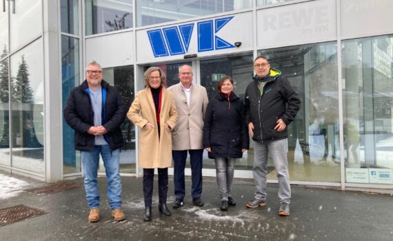 Neue Zukunft für das ehemalige WK-Warenhaus? Die Ministerin für Heimat, Kommunales, Bau und Digitalisierung des Landes NRW, Ina Scharrenbach, war auf Einladung des BM Dirk Middendorf in Werdohl und informierte sich zum Thema. Sie besuchte das ehemalige WK im Beisein der drei Fraktionsvorsitzenden der WBG, CDU, SPD und sprach mit ihnen über den derzeitigen Zustand und die Zukunftsaussichten. Im Gespräch sagte die Ministerin Hilfe für den Rückkauf und Abriss in Aussicht. Dazu müssen noch Vorbereitungen getroffen werden und in 2027 kann ein entsprechender Förderantrag eingereicht werden. Wann letztendlich der Abriss erfolgt und wie es dann weiter geht, steht noch in den Sternen. Es wäre aber schön, wenn jetzt endlich Bewegung in die Angelegenheit kommt und dann eine kurzfristige Lösung für die Neugestaltung gefunden werden kann.