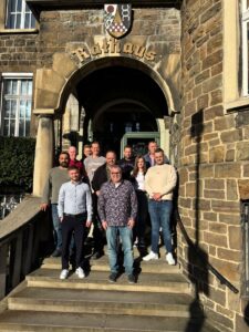 Das Bild zeigt Ratsmitglieder und sachkundige Bürger der WBG, mit einem Vertreter des Bundes der Steuerzahler, auf den Treppen des Rathauses der Stadt Werdohl.