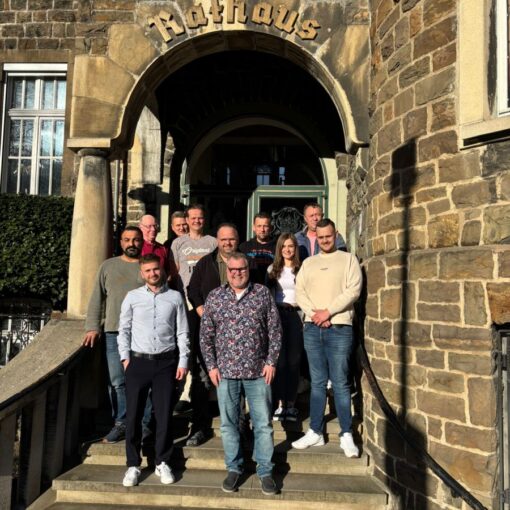 Das Bild zeigt Ratsmitglieder und sachkundige Bürger der WBG, mit einem Vertreter des Bundes der Steuerzahler, auf den Treppen des Rathauses der Stadt Werdohl.