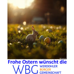 Das Bild zeigt einen, auf einer Wiese sitzenden, Hasen mit drei gefärbten Eiern.