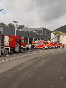 Bild zeigt das neue Gerätehaus Werdohl Stadtmitte mit Einsatzwagen.