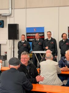 Bild zeigt Feuerwehrleute und Besucher.