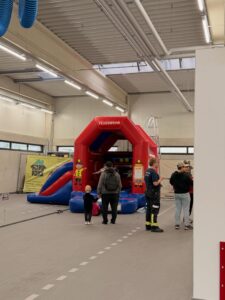 Bild zeigt Hüpfburg im Feuerwehrgerätehaus.