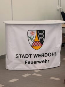 Bild zeigt Wappen der Stadt Werdohl mit Schriftzug "Feuerwehr".